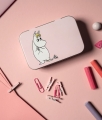 Muurla-Moomin-tin-box-Snorkmaiden-10x65cm_3700-1006-01_6416114973767_setting_lores.jpg